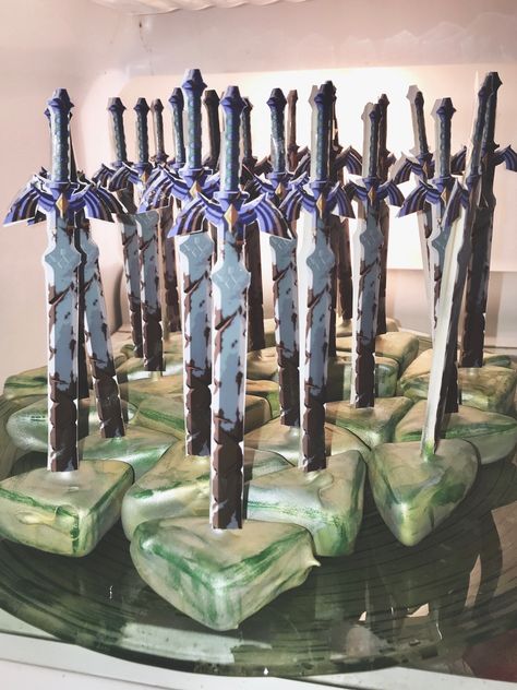 Zelda Cake Pops The Legend of Zelda "Breath of the Wild" Mint Chocolate Cake Pops - Gamer Desserts, Gamer Party Ideas, Gamer Cake, Gamer Cupcakes Themed Cake Ideas, Zelda Baby, Zelda Cake, Pokemon A, Zelda Party, Nintendo Party, Zelda Wedding, Mint Chocolate Cake, Zelda Birthday