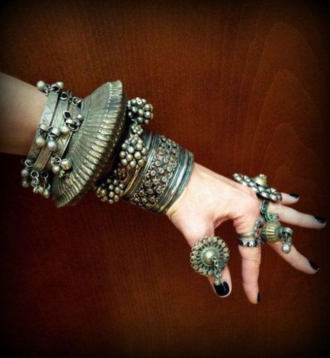 Kutch Tribes Jewellery-Types of Indian Tribal Jewelry Dance Bracelets, Belly Dance Jewelry, Bracelets And Rings, Antique Silver Jewelry, Silver Jewellery Indian, Dance Jewelry, India Jewelry, Silver Jewelry Fashion, Oxidised Jewellery