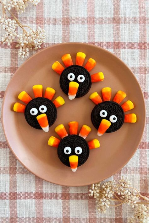 Oreo Turkey Cookies with Oreos and a few simple ingredients are an easy Thanksgiving dessert for kids of all ages. A cute no bake dessert perfect for Thanksgiving dinner! Oreo Turkeys Thanksgiving, Oreo Turkeys Treats For Kids, Fun Thanksgiving Desserts For Kids, Turkey Oreos, Oreo Turkey Cookies, Cookie Turkey, Cookies With Oreos, Thanksgiving School Treats, Thanksgiving Candy Crafts