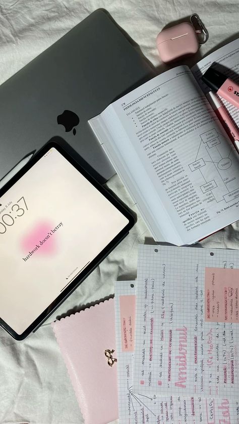 Girly Student Aesthetic, Ipad Girl Aesthetic, Studying Aesthetic Pink, Pink Studying Aesthetic, Studying Aesthetic Motivation, Girl Studying Aesthetic, Study Aesthetic Pink, Studying Motivation Aesthetic, Ipad Studying