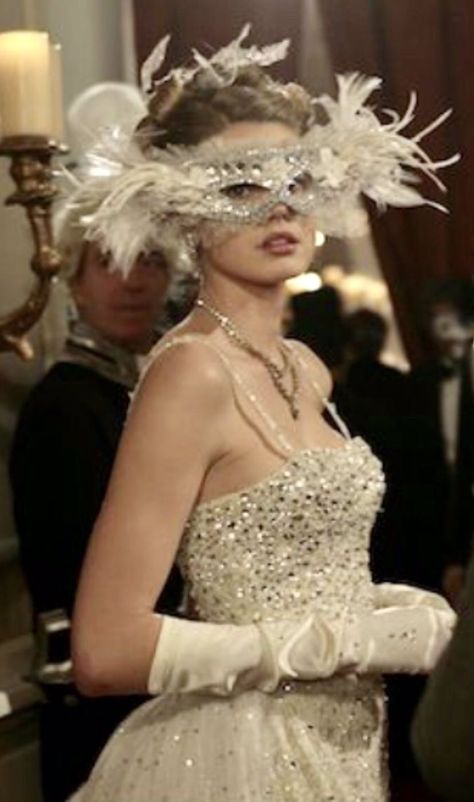 Masquerade Dinner Party Outfit, Old Hollywood Masquerade, Masked Party Ideas, Masquerade Outfit Ideas For Prom, Masquerade Ball Dress Ideas, Masquerade Theme Prom Dresses, Masked Ball Outfit Dresses, Masquerade Outfit Ideas Party, Masquerade Prom Dress And Mask