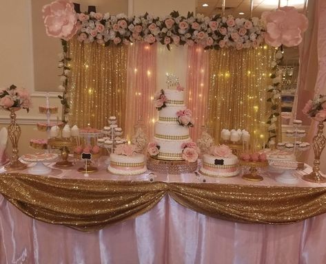 Candlebra Sweet 16, Blush Quinceanera Decorations, Rose Gold And Champagne Quinceanera Decorations, Light Pink And Gold Quinceanera Decorations, Qencenera Ideas Rose Gold, Quince Cake Table Decorations, Sweet 15 Party Ideas Quinceanera Rose Gold, Rose Gold Main Table, Gold And Pink Quinceanera Decor