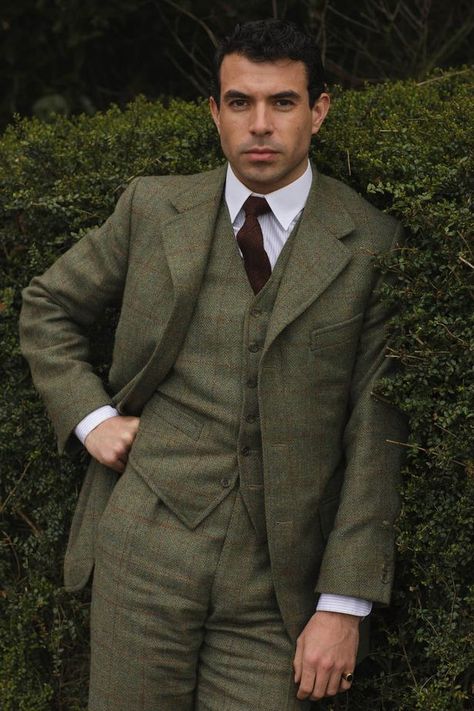 [S4] Tom Cullen, Downton Abbey Cast, Downton Abbey Series, A Man In A Suit, Downton Abbey Fashion, Man In A Suit, Downton Abby, Lady Mary, 가을 패션