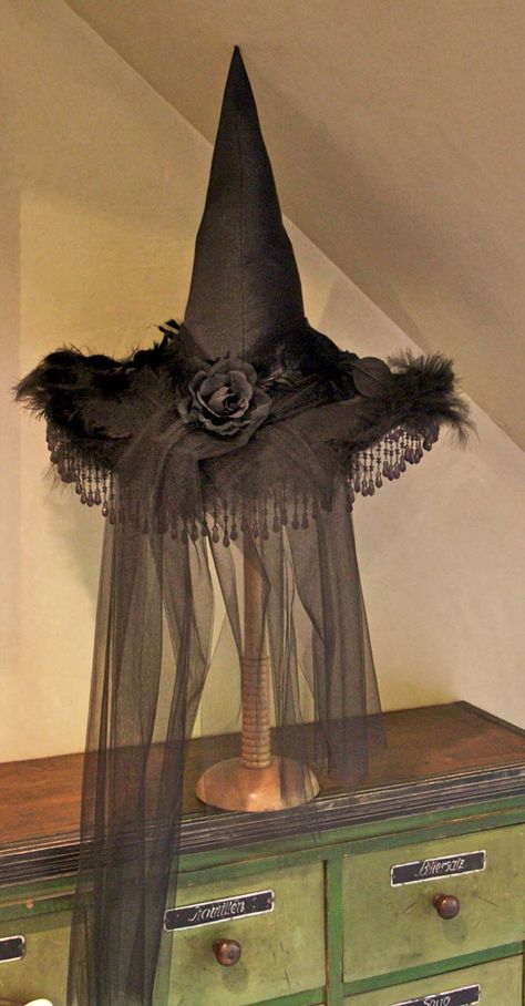 Halloween Decorating Tutorial! I am going to try make this for the witches ball in hudson ma! Matches perfectly with my gown! Diy Halloween Dekoration, Witches Night Out, Casa Halloween, Witch Costumes, Halloween Decorating, Vintage Halloween Decorations, Halloween Hats, Halloween Vintage, Fantasias Halloween