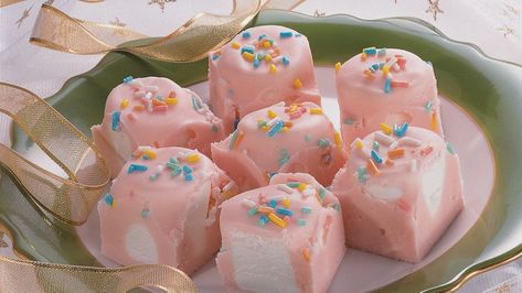 Looking for a yummy dessert? Enjoy these vanilla flavored marshmallow candies – a delightful treat. Flavored Marshmallows, Angel Clouds, Gluten Free Candy, Pillsbury Recipes, Marshmallow Treats, Pink Vanilla, Recipes With Marshmallows, Candy Recipes Homemade, Yummy Dessert