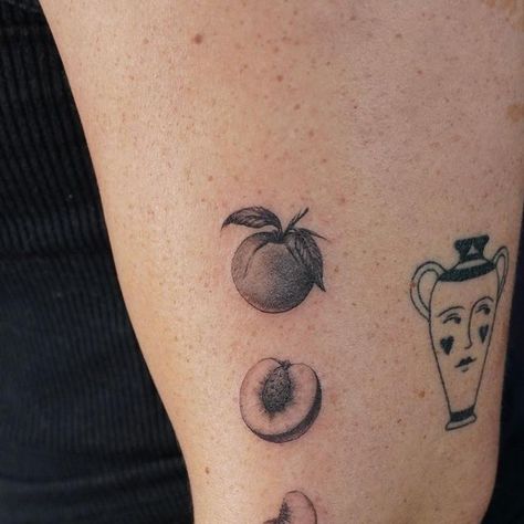 Oro on Instagram: "This tattoo reminded me of peaches and cream by 112.. I guess that’s classic old school rnb now lol sheesh. It was a cool tattoo to do. I did tattoo this for Natalie, She told me her mom and grandma usually slice up some fruit to offer as a snack. This tattoo is a little reminder of them. 👌🏽🍑💟" American Traditional Peach Tattoo, Realistic Peach Tattoo, Black And White Peach Tattoo, Peach Slice Tattoo, Nectarine Tattoo, Peach Pit Tattoo, Peach Tattoo Design, Apricot Tattoo, Georgia Peach Tattoo