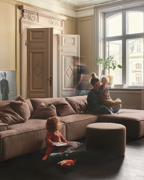 SOFACOMPANY op Instagram: "Our Daphne sofa brings the whole family together for movie nights, game sessions, and everything in between 🤎 Plus, Daphne is a great…" Rust Couch Living Room, Rust Sofa Living Room, Rust Couch, Room Boys, Corner Couch, Sofa Company, U Shaped Sofa, Modul Sofa, Sofa Chaise