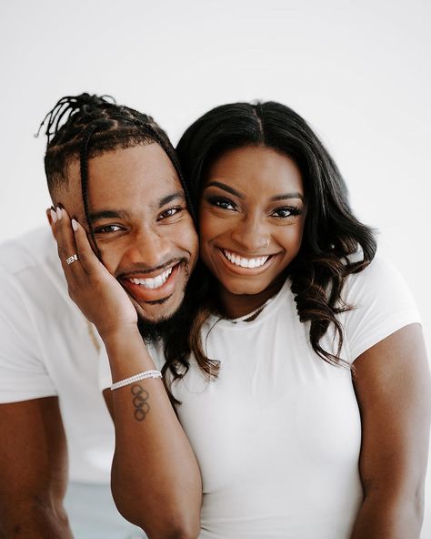 #SimoneBiles Engagement Studio Photo, White Shirt And Blue Jeans, Studio Photoshoot Ideas, Couple Fits, Engagement Pictures Poses, Studio Photography Poses, Photoshoot Pics, Anniversary Photoshoot, Photoshoot Studio