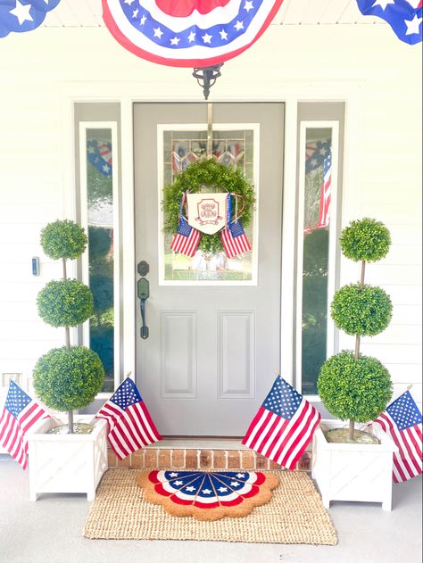 Patriotic, preppy front porch for all us Grandmillennials❤️ 4th Of July Small Front Porch Decor, Fourth Of July Front Porch, Small Front Porch Decor, American Cottage, Patriotic Porch, Porch House, Grand Millennial, Small Front Porches, Door Decor