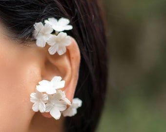 Climber Wedding, Ear Cuff Diy, Flower Ear Cuffs, Daisy Headband, White Flower Earring, Earrings Outfit, Unique Hair Accessories, Beautiful Hair Accessories, Crystal Bridal Earrings