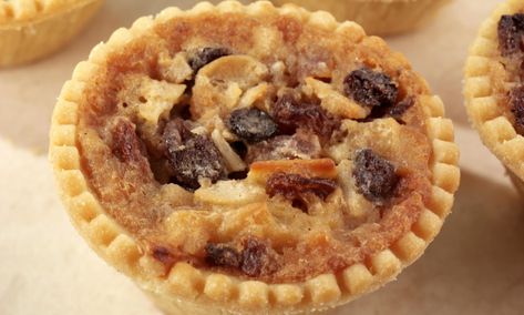 This Ecclefechan tart recipe is a real crowd pleaser and a great alternative to mince pies Ecclefechan Tart, Canadian Foods, Filo Pastry Recipes, Canadian Dessert, Peameal Bacon, Pumpkin Risotto, Caramelised Apples, Dried Fruit Mix, Scottish Recipes