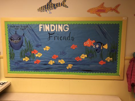 Friendship Bulletin Board Preschool, Friendship Bulletin Board Ideas, Friendship Bulletin Board, Disney Bulletin Boards, Display Boards For School, Crafts Preschool, Display Boards, Bulletin Board Ideas, Preschool Ideas