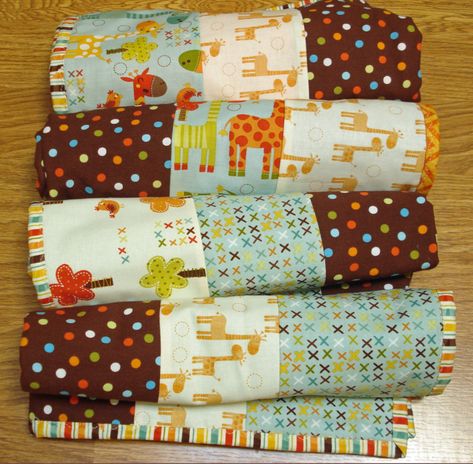 Fat Quarters Baby Quilt, Baby Quilt Patterns, Beginner Sewing Projects Easy, Quilt Baby, Quilting For Beginners, Rag Quilt, Patch Quilt, Sewing Projects For Beginners, Sewing Gifts