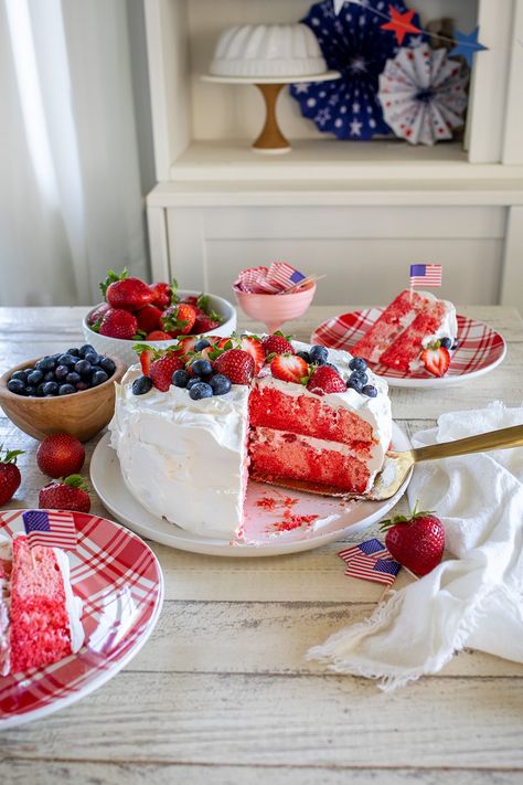 Layered Strawberry Jello Poke Cake Recipe Strawberry Jello Poke Cake, Jello Poke Cake Recipe, Strawberry Jello Cake, Pudding Cake Mix, Jello Poke Cake, Strawberry Poke Cake, Poke Cake Jello, Strawberry Poke Cakes, Layered Jello