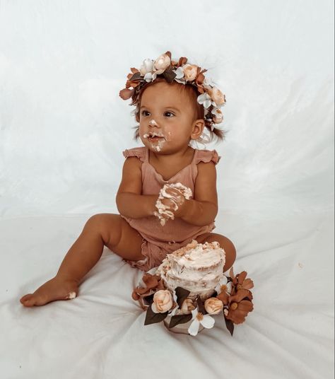 Adorable simple cake smash for little one year old flowers and white background First Birthday Outdoor Cake Smash, Smash Cake Photoshoot Indoor, Boho Beach Cake Smash, Simple Boho Cake Smash, Cake Smash Photos At Home, Home Cake Smash Photo Shoot, At Home Smash Cake Photo Shoot, Smash Cake With Flowers, At Home Cake Smash Photoshoot