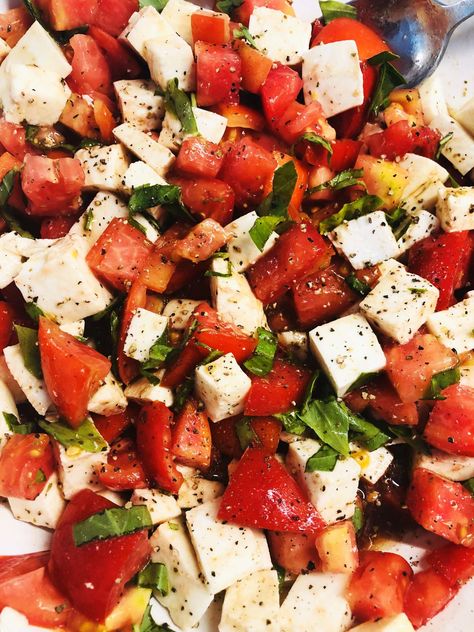 Chopped Caprese Salad - Cooks Well With Others Steak Caprese, Caprese Bruschetta, Parmesan Zucchini Fries, Chicken Caprese, Chopped Salad Recipes, Chicken Pesto, Stuffed Jalapenos With Bacon, Caprese Chicken, Parmesan Zucchini