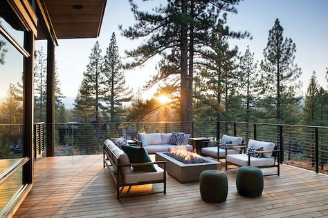 Modern Chalet Exterior, Mountain Home Aesthetic, Lake Deck, Deck Inspiration, Modern Chalet, Modern Mountain Home, Up House, Mountain Homes, Design Exterior