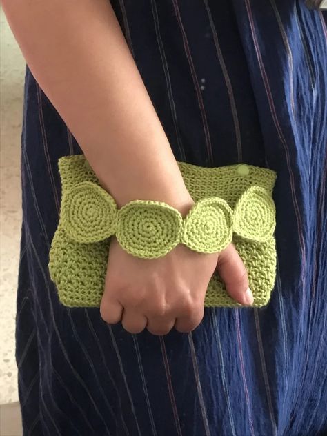 Saturn Clutch - Free pattern from Dulces y Punto - Sunflower Cottage Crochet Crochet Clutch Pattern, Diy Bags No Sew, Cottage Crochet, Sunflower Cottage, Clutch Pattern, Diy Crochet Bag, Crochet Needlework, Crochet Keychain Pattern, Crochet Bows