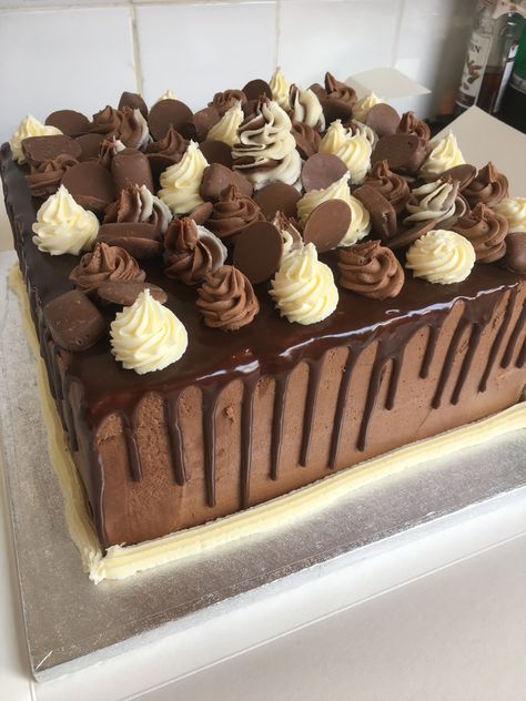 Chocolate and vanilla 10 inch square drip cakeeeee Square Chocolate Cake Design, Rectangle Chocolate Cake Decoration, Rectangular Cake Decoration Ideas, Square Chocolate Cake, Square Birthday Cake, Fondant Christmas Cake, Square Cake Design, Chocolate Candy Cake, Chocolate Biscuit Cake