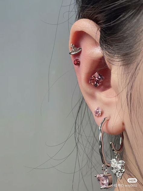 Pretty Piercings, Multiple Ear Piercing, Piercing Inspo, Pretty Ear Piercings, Cute Ear Piercings, Cool Piercings, Ear Style, Rose Quartz Earrings, Jewelry Accessories Ideas