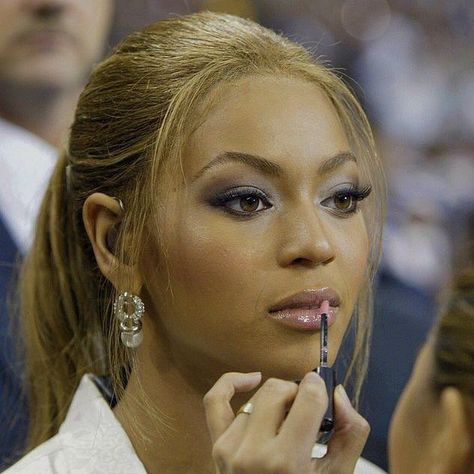 DONTEO🏝 on Twitter: "Beyoncé right before she devoured the national anthem in 2004… " 2000s Beyonce, Beyonce Makeup, Beyonce 2000's, Beyonce Hair, Billy B, Queen Bee Beyonce, Y2k Makeup, Beyonce Outfits, Beyoncé Giselle Knowles-carter