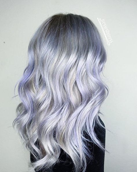 silver-hair-designs-19 Ice Blue Hair, Icy Blue Hair, Metallic Hair Color, Silver Blue Hair, Blue Hair Dye, Winter Hair Trends, Pastel Blue Hair, Trendy We Fryzurach, Balayage Ideas