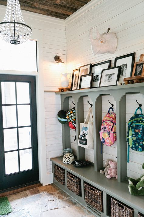 Mud room Stile Joanna Gaines, Vstupná Hala, Laundry Room/mud Room, Eclectic Farmhouse, Hallway Storage, Design Case, My New Room, 인테리어 디자인, My Dream Home