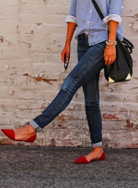 Rock a light blue classic shirt with navy slim jeans for an effortless kind of elegance. Go for a pair of red suede ballerina flats for a more relaxed aesthetic. Shop this look on Lookastic: https://lookastic.com/women/looks/light-blue-dress-shirt-navy-skinny-jeans-red-ballerina-shoes/15940 — Light Blue Dress Shirt — Black Leather Crossbody Bag — Navy Skinny Jeans — Red Suede Ballerina Shoes Mode Shoes, Style Désinvolte Chic, Looks Jeans, Woman Walking, Spring Styles, Red Flats, Double Denim, Looks Street Style, Womens Clothes