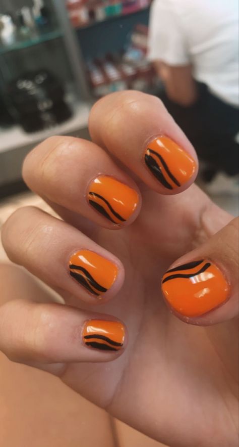 Jel nail design orange and black Orange And Black Nails Short, Black Orange Nails, Orange And Black Nail Designs, Orange And Black Nails, Black And Orange Nails, Orange Nail Design, Diagonal Nails, Summer Holiday Nails, Black Acrylic Nail Designs