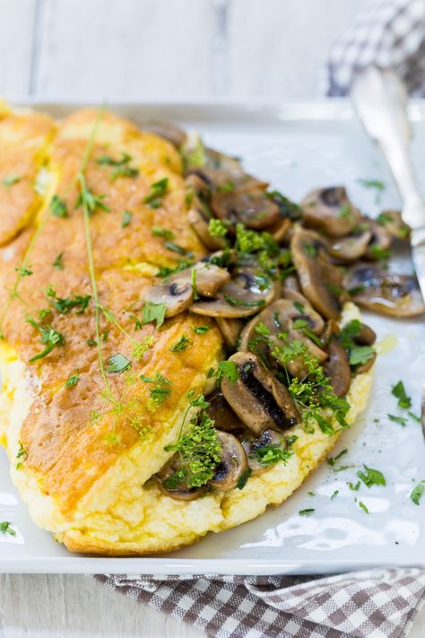 Try something new for breakfast with our Souffle Omelette with Mushrooms. It's an easy way to learn how to make an omelette that's healthy! Souffle Omelette, Meals Under 400 Calories, Ww Lunch, Green Foods, Calorie Chart, Link's Awakening, Ww Breakfast, Egg Egg, Taiwanese Cuisine