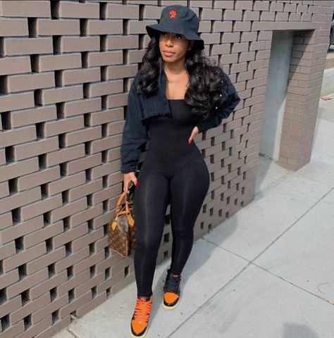 Bucket Hat Outfit Black Women, Black Bucket Hat Outfit, Hat Outfit Black Women, Outfit With Bucket Hat, Cute Concert Outfits, Bucket Hat Outfit, Bucket Hat Fits, Blk Women, Outfit Black Women