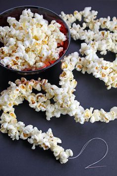 The Harris Sisters: How to String Popcorn Garland Stringing Popcorn, Popcorn Tree, Popcorn Crafts, Free Handwriting Fonts, Popcorn Decorations, Diy Popcorn, Popcorn Garland, Christmas Popcorn, Homemade Popcorn