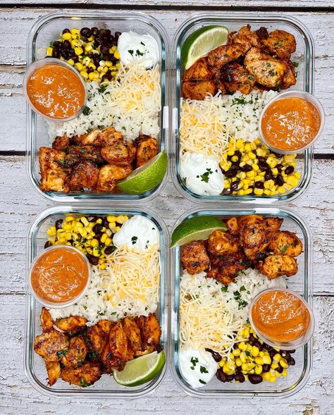 Chipotle Chicken Meal Prep Ideas 🌶️🐓 It’s #TotallyChipotleDay so I thought I’d show off a few of my delish Chipotle chicken meal prep bowls! ENJOY! 🌶️ Chipotle Chicken & Rice Bowls ⬇️ Weight Watchers Points 👉🏼 10 Calories 👉🏼 522 Protein 👉🏼 26g 🌶️ Honey Chipotle Chicken Bowls ⬇️ Weight Watchers Points 👉🏼 12 Calories 👉🏼 482 Protein 👉🏼 22g 🌶️ Copycat Chipotle Chicken Burrito Bowls ⬇️ Weight Watchers Points 👉🏼 8 Calories 👉🏼 365 Protein 👉🏼 17g Meal prepping is what holds yourself accountab... Diana’s Delish Dishes, Nurses Lunch, Rice Chicken Bowl, Chipotle Chicken And Rice, Chicken And Rice Bowls, Husband Lunch, Easy Meal Prep Lunches, Honey Chipotle Chicken, Prep Food