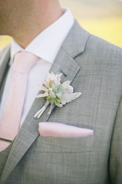 Light Pink And Gray Wedding, Light Grey Suits Wedding, Grey Suit Pink Tie, Boutonnière Ideas, Groomsman Suits, Pink And Gray Wedding, Pink Groomsmen, Pink Grey Wedding, Groom Suit Grey