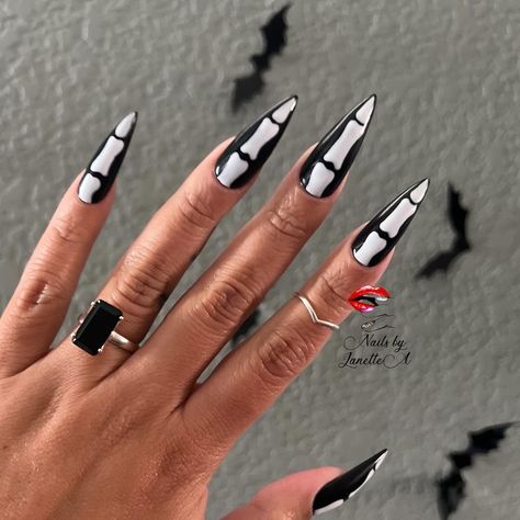 Fang Nail Art, Nail Bat Aesthetic, Fangs Nails, Goth Bat Nails, Vampire Claws Nails, Creepy Cute, Halloween Nails, Stylish Nails, Nail Inspo