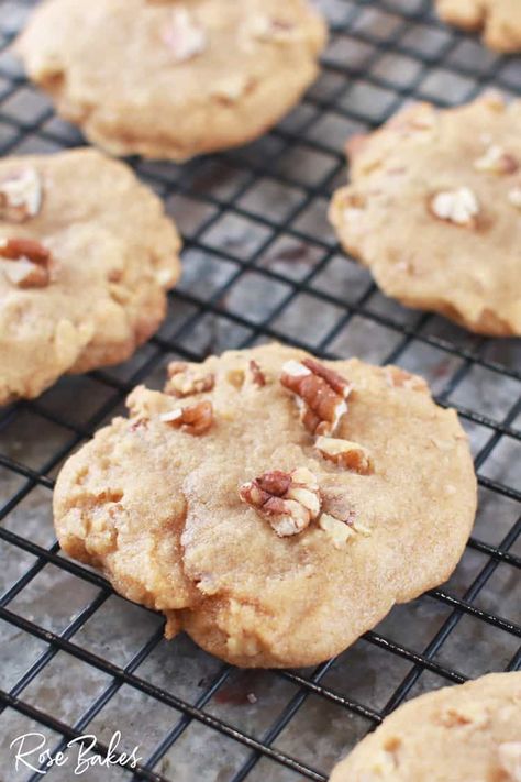 Easy Pecan Desserts, Pecan Desserts Easy, Praline Cookies Recipe, Pecan Dessert Recipes, Pecan Praline Cookies, Praline Cookies, Butter Cake Cookies, Desserts Thanksgiving, Special Cookies