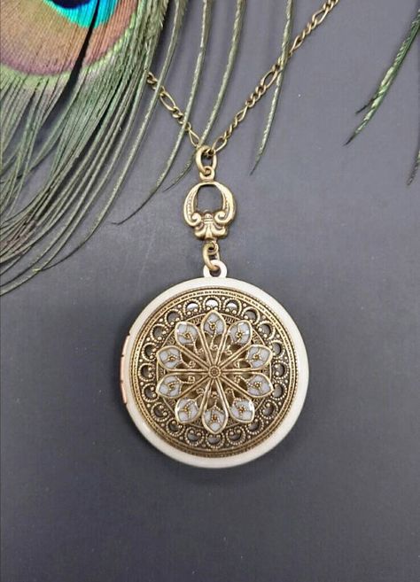 Locket Necklace Vintage, Christmas Gift Jewelry, Locket Necklace, Vintage Necklace, Pocket Watch, Vintage Design, Ring Verlobung, Bridesmaid Gifts, Locket