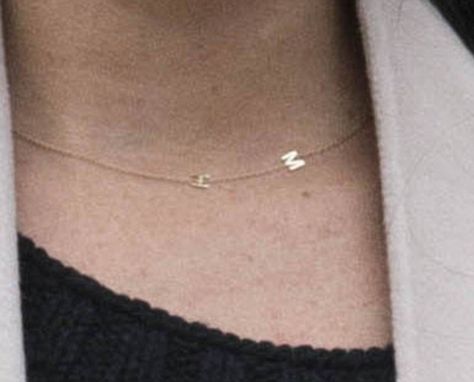 Symbolic? The necklace, pictured, is by Los Angeles-based designer Maya Brenner, appears to feature a tiny M and H Meghan Markle Jewelry, Present Mom, Personalized Gold Necklace, The Tig, M Necklace, Harry And Megan, Princess Meghan, Meghan Markle Style, Meghan Harry