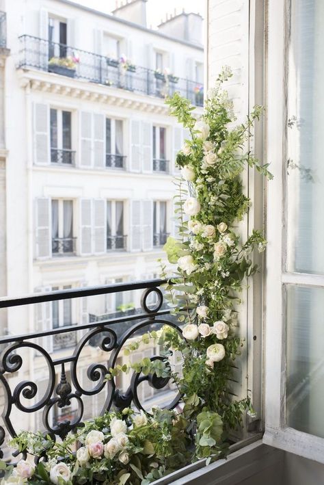 Classic Parisienne design: Open balcony views of a Parisian balcony adorned with decorative iron and classic garland-like roses and ivy — #balconydesign #parisian #roomwithaview Parisian Balcony, Parisian Apartment Decor, French Balcony, Apartments Exterior, Apartment Exterior, Balcony Flowers, Trendy Apartment, Balcony Plants, Apartment Patio