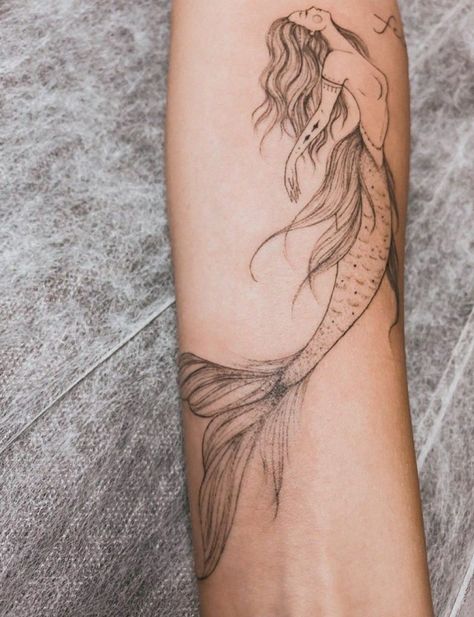 Siren Tattoo Designs Mermaid Collar Bone Tattoo, Mermaid Tattoo Designs Sirens, Greek Mythology Sirens, Mermaid Tattoo Ideas For Women, Siren Tattoos, Small Mermaid Tattoo, Siren Tattoo, Polish Tattoos, Dna Tattoo