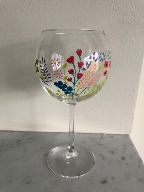 Painted Wine Glasses Aesthetic, Wine Glass Flower Painting, Paint Wine Glasses Easy, Ceramic Wine Glass Painting Ideas, Simple Wine Glass Painting, Summer Wine Glass Painting, Simple Painted Wine Glasses, Floral Painted Wine Glasses, Wine Glass Painting Ideas Flowers