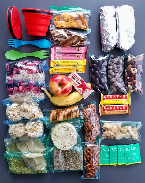 Backpack Lunch Ideas, Food To Take On A Plane, Airplane Snacks For Adults, Plane Snacks, Dehydrated Recipes, Healthy Travel Food, Airplane Snacks, Healthy Travel Snacks, Chocolate Covered Raisins