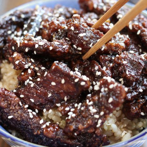 How To Make Amazing Crispy Sesame Beef at Home Easy Ginger Beef Recipe, Crispy Sesame Beef, Recipes Using Sesame Oil, Recipes Using Beef Cubes, Crispy Beef Recipe, Sesame Beef Recipe, Sticky Beef Recipes, Sliced Beef Recipes Ideas, Beef Strip Recipes