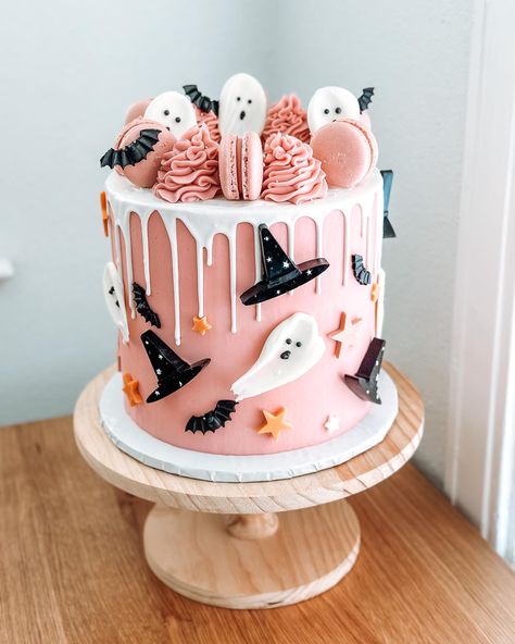 Spooky Birthday Cake, Cute Halloween Cakes, Pasteles Halloween, Spooky Birthday, Spooky Cake, Halloween First Birthday, Halloween 1st Birthdays, Halloween Themed Birthday Party, Halloween Birthday Cakes