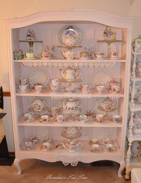 Vintage Tea Cups Display, Tea Room Decor, Tea Cup Display, Muebles Shabby Chic, طقم شاي, Tea Display, Shabby Chic Tea, Tea Cup Collection, Teacups And Saucers