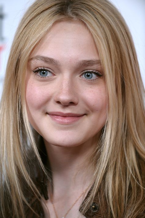 This is a perfect example of how young ladies should do their makeup. Enough of the cake it on look. Fanning Sisters, Dakota And Elle Fanning, Dakota Fanning, Light Spring, Celebrity Beauty, Elle Fanning, Makati, Messy Hairstyles, Celebrities Female