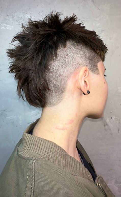 Mohawk Unstyled, Short Mowhak Hairstyle Woman, Mohawk Down, How To Style Mohawk, Deathhawk Short, Mohawk Reference, Queer Mohawk, Mohawk Hairstyles Men Black, Mohawk Front View