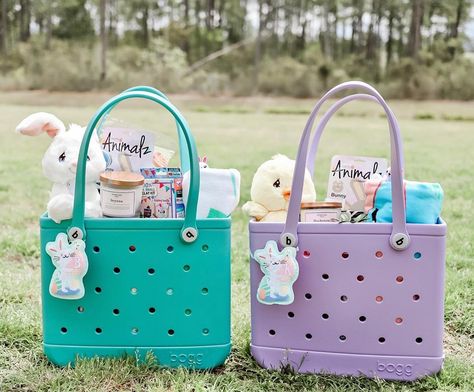 Bogg Bag Easter Basket, Unique Easter Basket Ideas For Kids, Kid Easter Basket Ideas, Teenager Easter Basket Ideas, Bogg Bag Gift Basket, Beach Easter Basket, Girls Easter Basket Ideas, Easter Baskets Ideas, Toddler Easter Basket Ideas