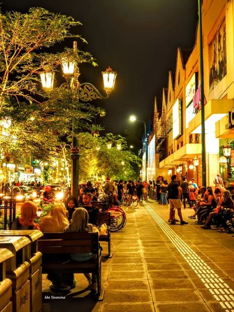 Malioboro #Yogyakarta #Indonesia Malioboro Yogyakarta, Fruit Garden, Vintage Aesthetic, Trekking, Night Life, Places To Visit, Street View, Indonesia, Lounge