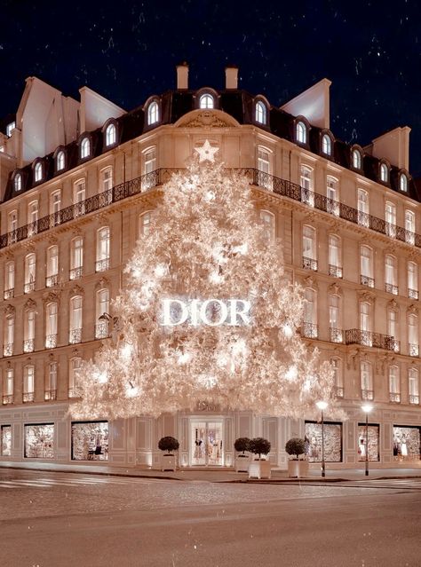 Designer Christmas Aesthetic, Luxury Christmas Wallpaper, Clean Christmas Aesthetic, Luxury Christmas Aesthetic, Dior Christmas, City Life Aesthetic, Christmas Lockscreen, Logo Luxe, Christmas In Europe